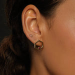 Resmi Galeri görüntüleyicisine yükleyin, Pembe Safirli Küçük Sivri HexaGlow Çivili Küpe